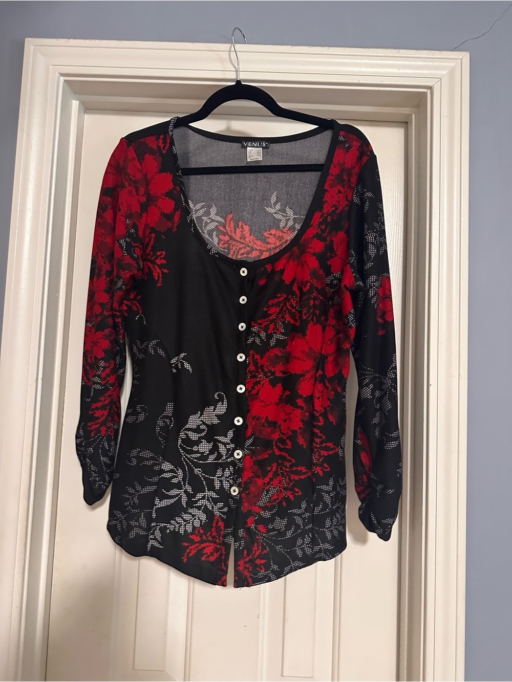 VENUS Black and Red Floral Button-Front Blouse